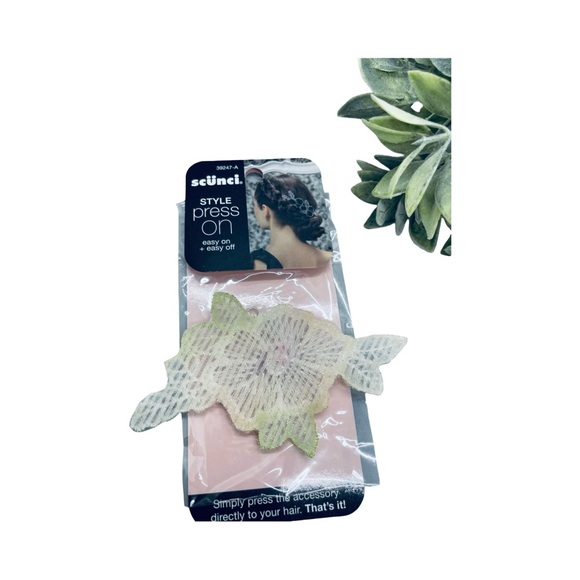 Scunci Floral Hair Accessory - Pink and Cream - Picture 3 of 3